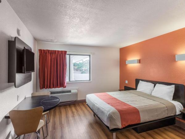 Motel 6-Dallas, TX - South : photo 6 de la chambre chambre lit king-size - non-fumeurs