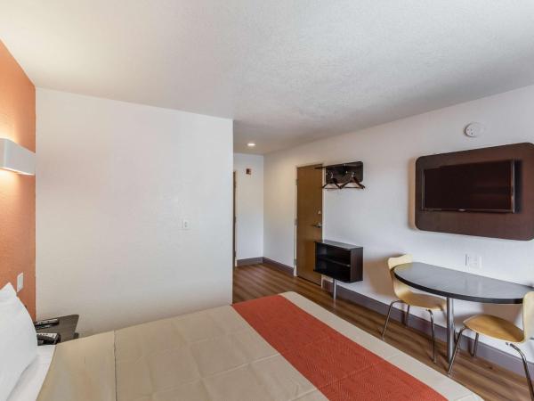 Motel 6-Dallas, TX - South : photo 7 de la chambre chambre lit king-size - non-fumeurs