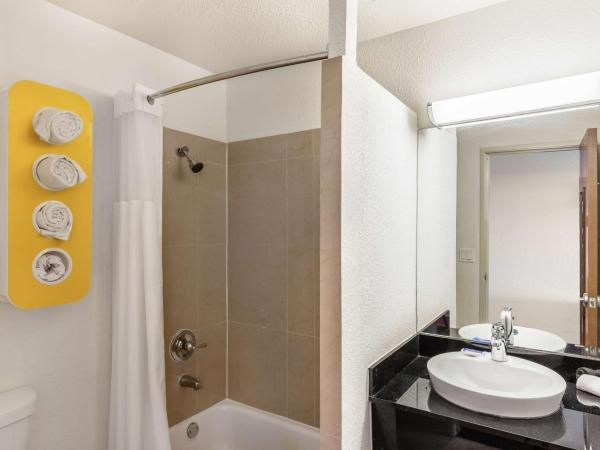 Motel 6-Dallas, TX - South : photo 9 de la chambre chambre lit king-size - non-fumeurs