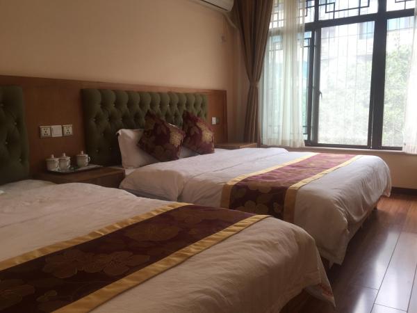 Holly's Hostel : photo 1 de la chambre chambre familiale avec salle de bains