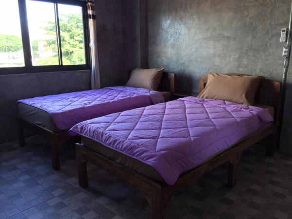 Chiangmai HomeTeL : photo 6 de la chambre chambre lits jumeaux avec salle de bains privative