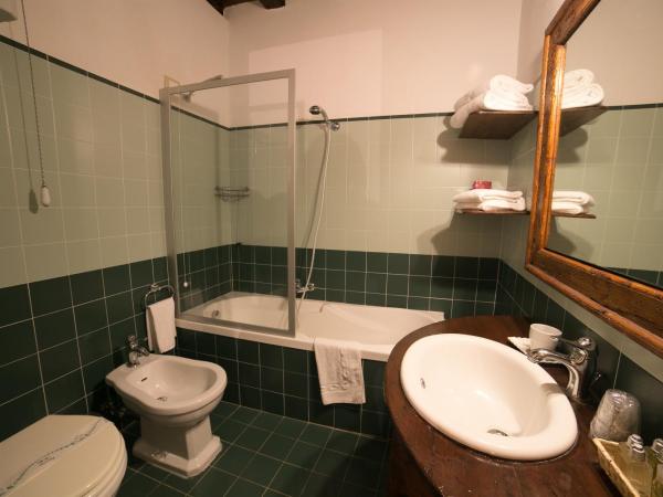 Hotel Henry's House : photo 4 de la chambre chambre double - vue partielle sur mer.
