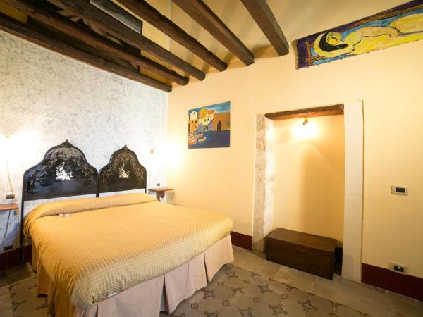 Hotel Henry's House : photo 2 de la chambre chambre double - vue partielle sur mer.