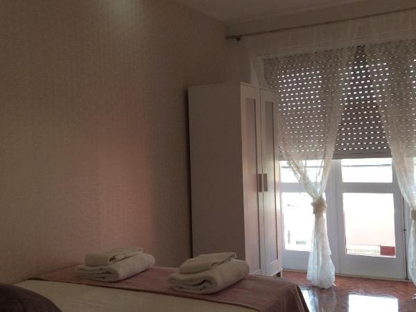 4U Lisbon IV Guesthouse Airport : photo 5 de la chambre chambre double avec salle de bains privative