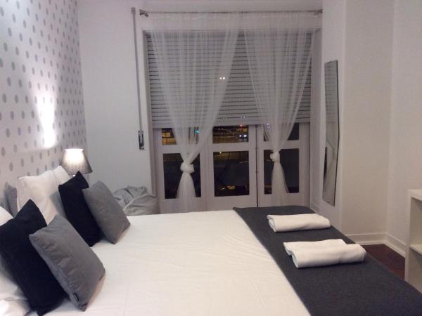 4U Lisbon IV Guesthouse Airport : photo 2 de la chambre chambre double deluxe avec balcon