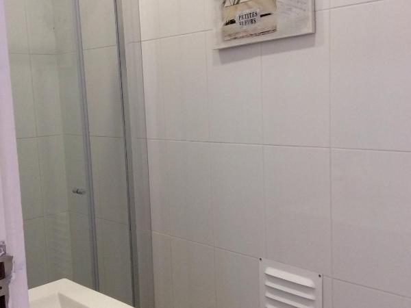 4U Lisbon IV Guesthouse Airport : photo 7 de la chambre chambre double avec salle de bains privative