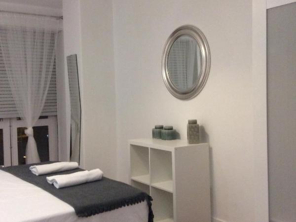 4U Lisbon IV Guesthouse Airport : photo 4 de la chambre chambre double deluxe avec balcon