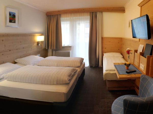 Hotel Garni Entstrasser : photo 8 de la chambre chambre double avec lit d'appoint et balcon