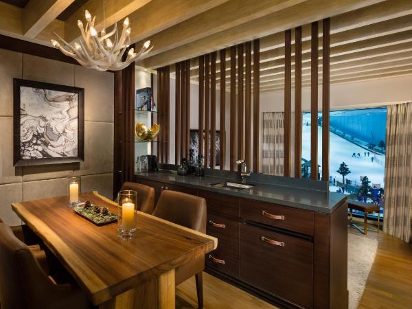 Aspen Chalets by Kempinski Hotel Mall of The Emirates : photo 3 de la chambre chalet en duplex aspen ski - accès pour 2 personnes au snow park de ski dubaï- service de majordome privé - accès au salon avec goûter - cocktails en soirée - rafraîchissements sans alcool et canapés