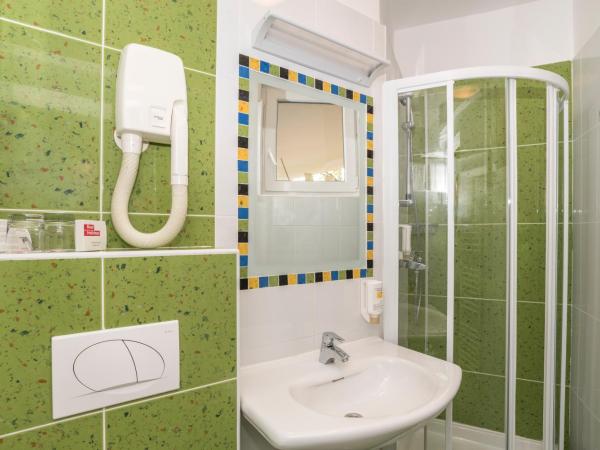 Residence Umag Plava Laguna : photo 7 de la chambre chambre communicante classique avec balcon - côté parc