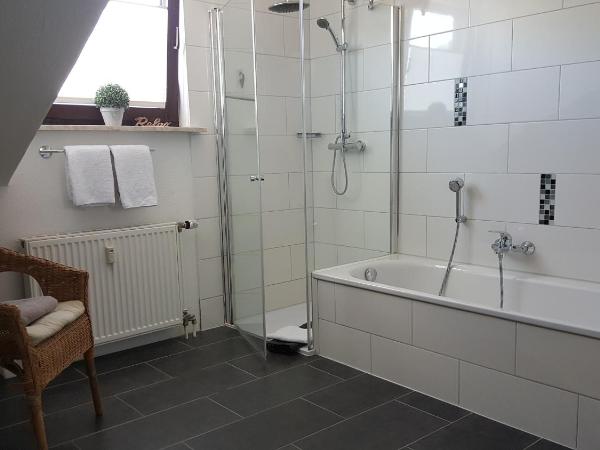 Oberkasseler Hof Bonn : photo 7 de la chambre chambre triple avec salle de bains privative