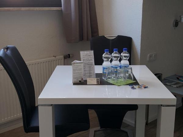 Oberkasseler Hof Bonn : photo 8 de la chambre chambre triple avec salle de bains privative