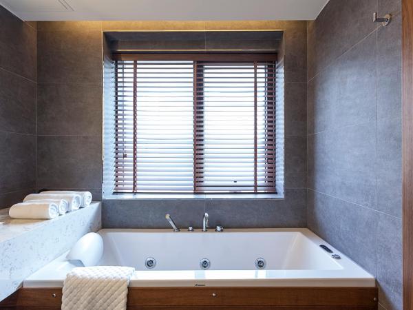 Bof Hotels Business : photo 6 de la chambre suite lit king-size avec baignoire spa