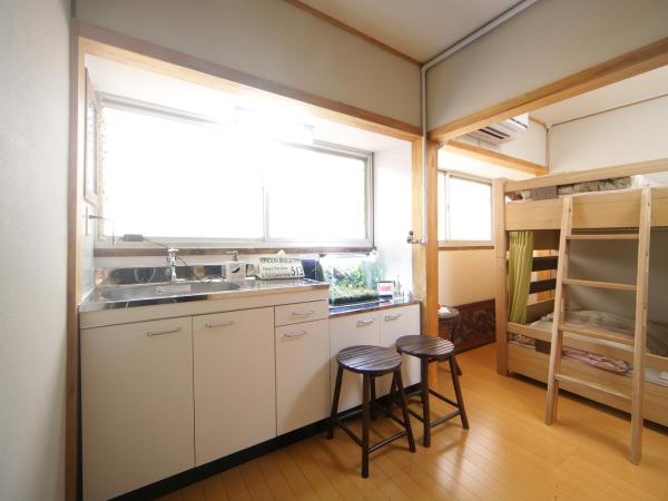 Guesthouse Oasis : photo 2 de la chambre chambre triple Économique avec salle de bains commune