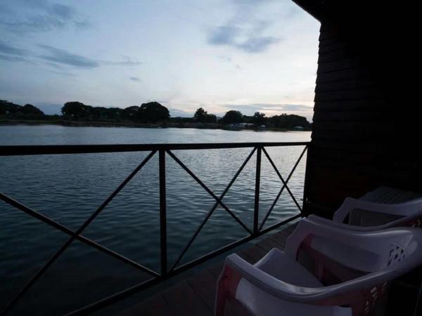 VN Guesthouse : photo 1 de la chambre chambre radeau avec climatisation – vue sur rivière