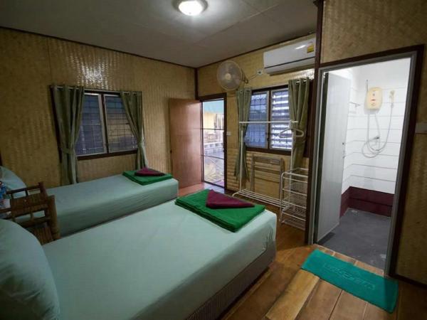 VN Guesthouse : photo 4 de la chambre chambre radeau avec climatisation – vue sur rivière