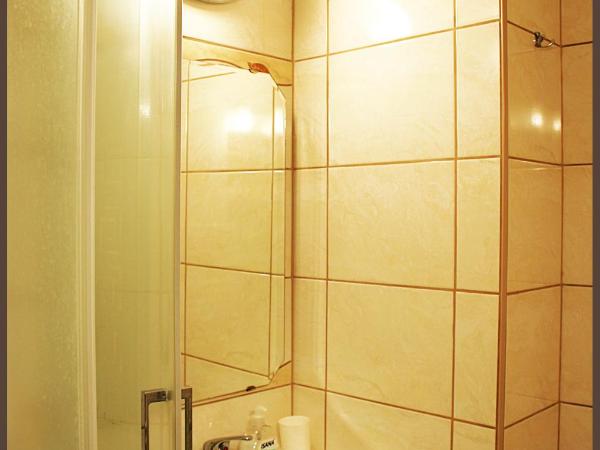 White & Quiet Apartment House : photo 8 de la chambre chambre quadruple avec terrasse