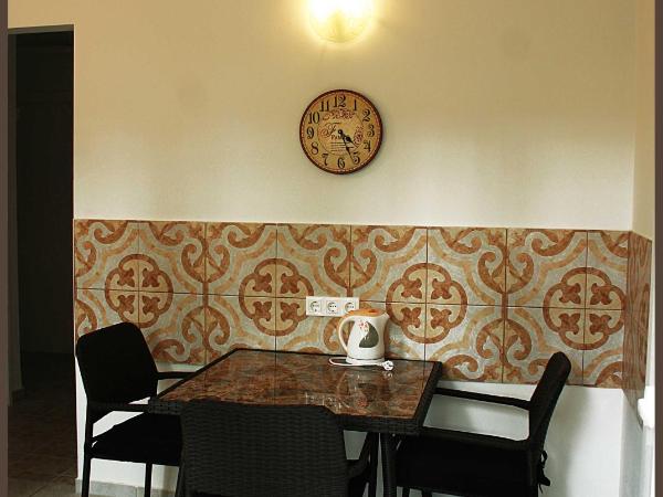 White & Quiet Apartment House : photo 9 de la chambre chambre lit king-size avec balcon