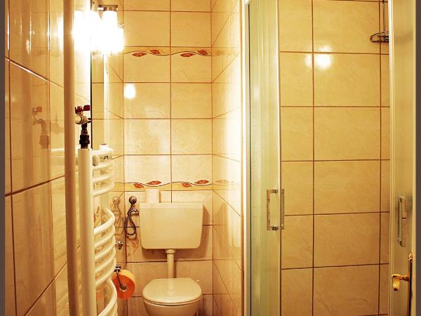 White & Quiet Apartment House : photo 9 de la chambre chambre quadruple avec terrasse