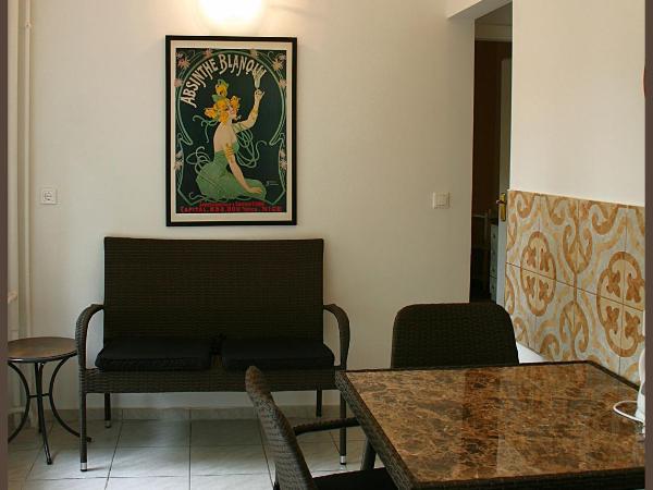 White & Quiet Apartment House : photo 10 de la chambre chambre quadruple avec terrasse