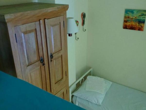 Chale Mineiro Hostel & Pousada : photo 4 de la chambre chambre triple avec salle de bains séparée commune