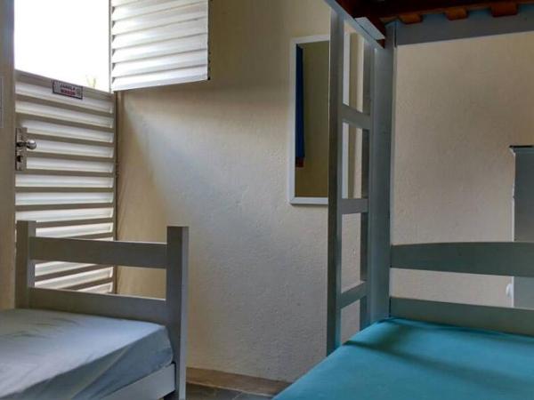 Chale Mineiro Hostel & Pousada : photo 5 de la chambre chambre triple avec salle de bains séparée commune