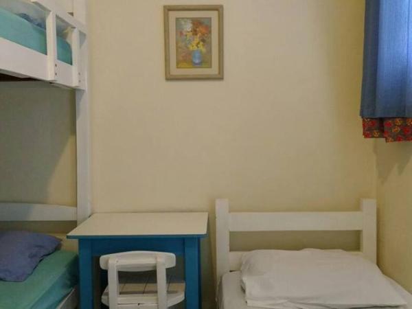 Chale Mineiro Hostel & Pousada : photo 3 de la chambre chambre triple avec salle de bains séparée commune