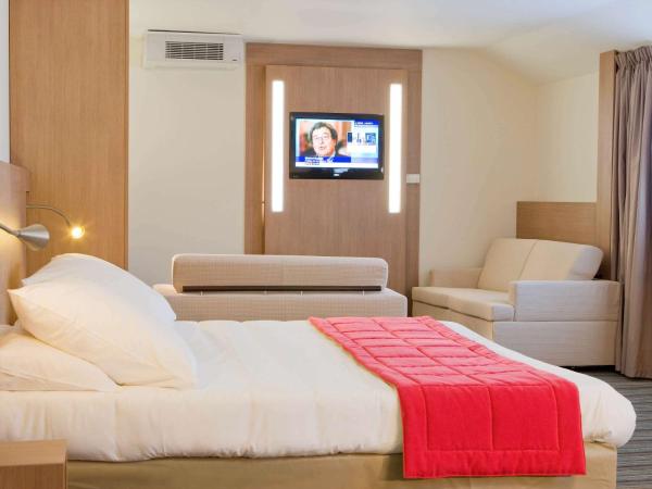 Mercure Quimper Centre : photo 4 de la chambre chambre supérieure avec chaise longue 