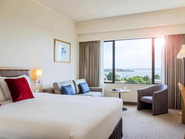 Novotel Rotorua Lakeside : photo 1 de la chambre chambre lit king-size supérieure avec vue sur le lac