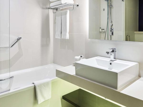 Pullman Dubai Creek City Centre : photo 7 de la chambre chambre familiale avec canapé-lit