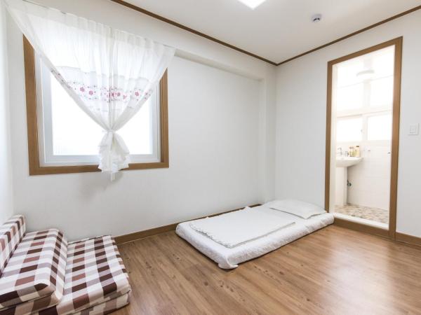 Kory Guesthouse : photo 2 de la chambre chambre simple avec salle de bains privative