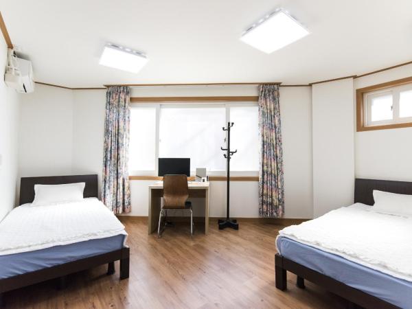 Kory Guesthouse : photo 1 de la chambre chambre lits jumeaux avec salle de bains commune