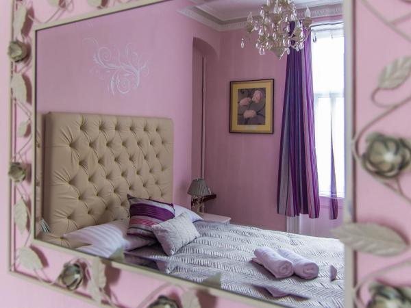 Brighton Surf Guest House : photo 1 de la chambre chambre lit king-size - rose & gris
