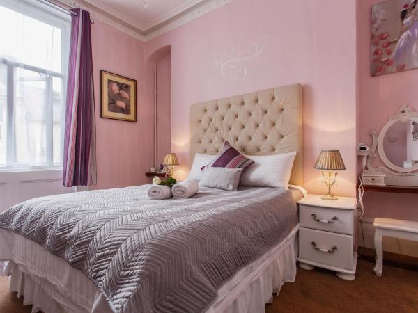 Brighton Surf Guest House : photo 2 de la chambre chambre lit king-size - rose & gris
