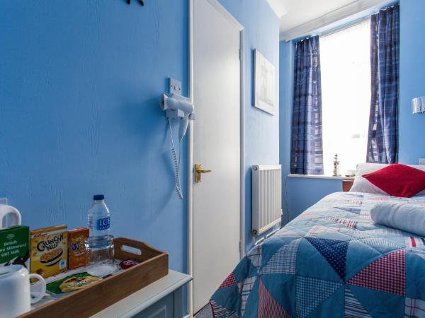 Brighton Surf Guest House : photo 1 de la chambre chambre simple - rouge et bleu 