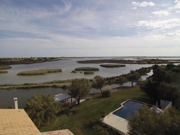 Mas des Cabidoules : photo 4 de la chambre chambre double – vue sur lac