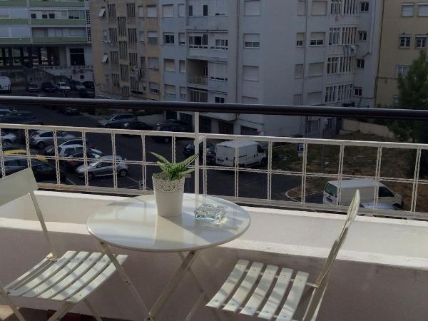 4U Lisbon IV Guesthouse Airport : photo 7 de la chambre chambre double avec balcon