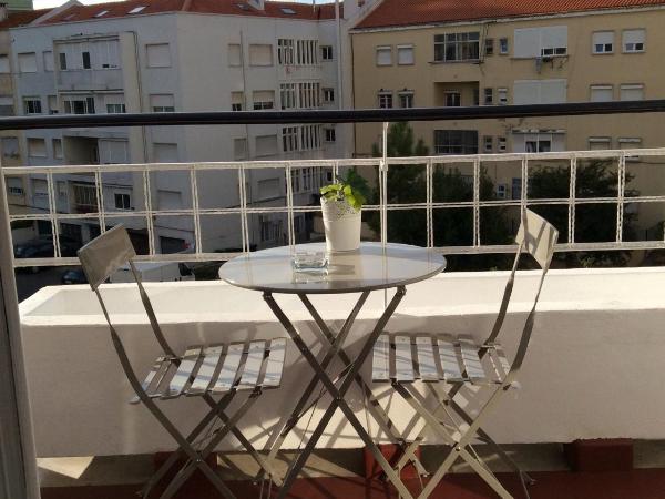 4U Lisbon IV Guesthouse Airport : photo 6 de la chambre chambre double avec balcon