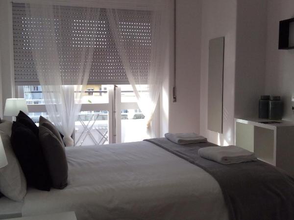 4U Lisbon IV Guesthouse Airport : photo 7 de la chambre chambre double deluxe avec balcon