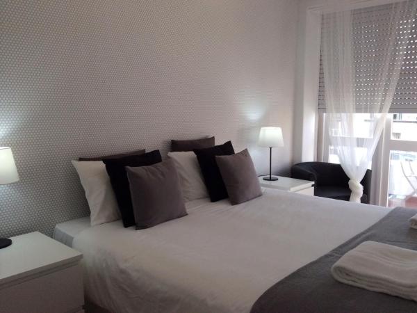 4U Lisbon IV Guesthouse Airport : photo 1 de la chambre chambre double avec balcon