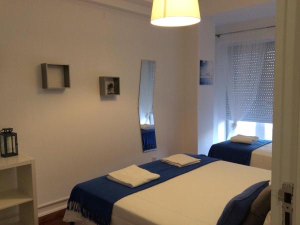 4U Lisbon IV Guesthouse Airport : photo 3 de la chambre chambre triple avec balcon