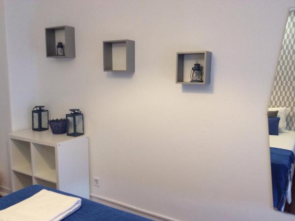 4U Lisbon IV Guesthouse Airport : photo 4 de la chambre chambre triple avec balcon