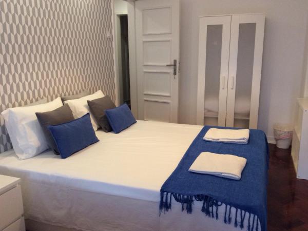 4U Lisbon IV Guesthouse Airport : photo 1 de la chambre chambre triple avec balcon