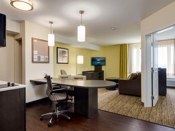 Park Inn by Radisson, Calgary Airport North, AB : photo 4 de la chambre suite 1 chambre lit king-size - non-fumeurs