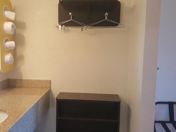 Motel 6-Columbus, OH - OSU : photo 6 de la chambre chambre quadruple - non-fumeurs