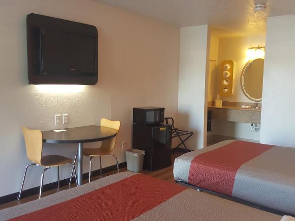 Motel 6-Columbus, OH - OSU : photo 8 de la chambre chambre quadruple - non-fumeurs