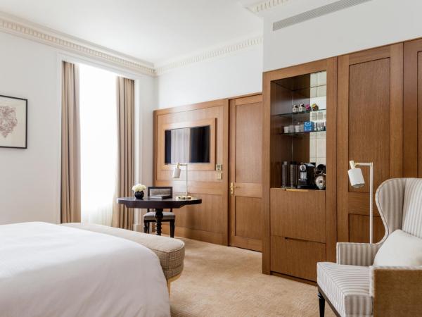 Four Seasons Hotel London at Ten Trinity Square : photo 4 de la chambre chambre lit king-size de luxe