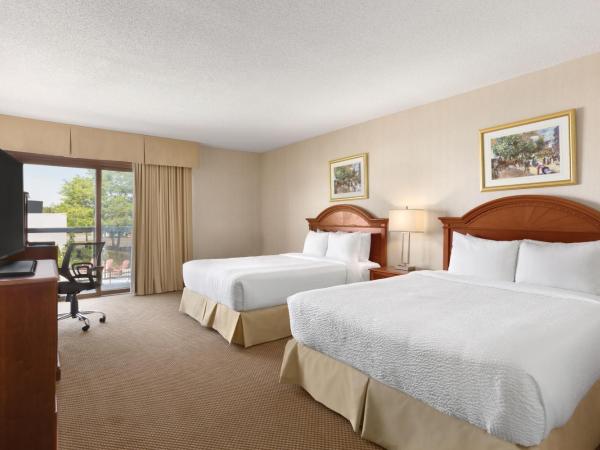 Days Inn by Wyndham London : photo 4 de la chambre chambre standard avec 2 lits queen-size - vue sur piscine - non-fumeurs