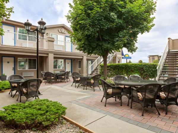 Days Inn by Wyndham Kelowna : photo 1 de la chambre one-bedroom queen suite with courtyard view - non-smoking
