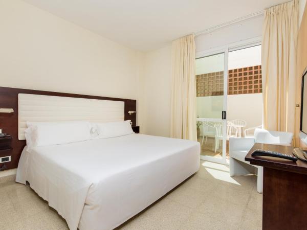 Gran Hotel Reymar 4 Sup : photo 3 de la chambre suite familiale (2 adultes + 2 enfants) - vue sur jardin